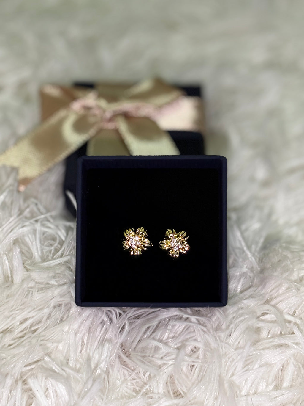 Flower stud earrings