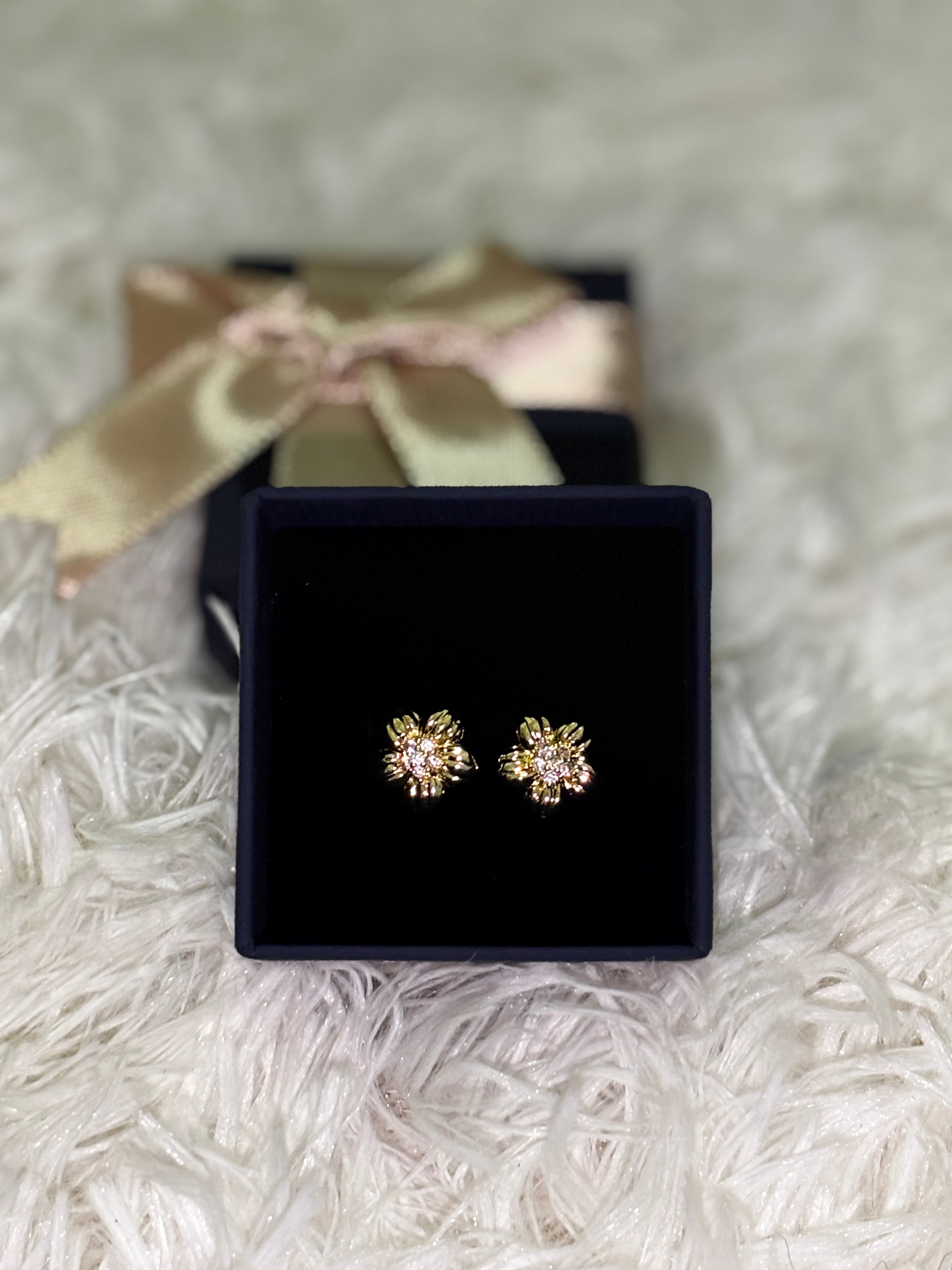 Flower stud earrings