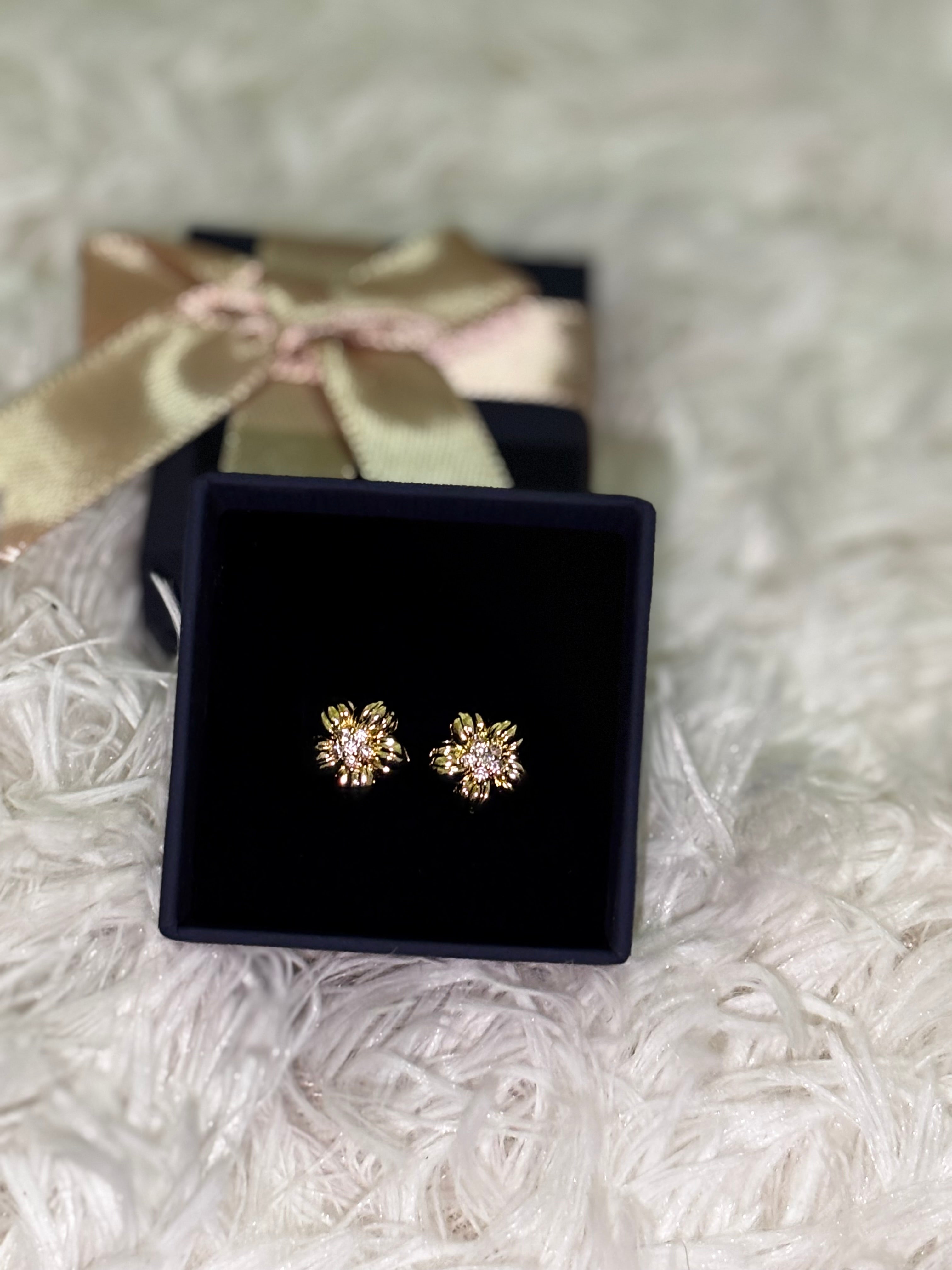 Flower stud earrings